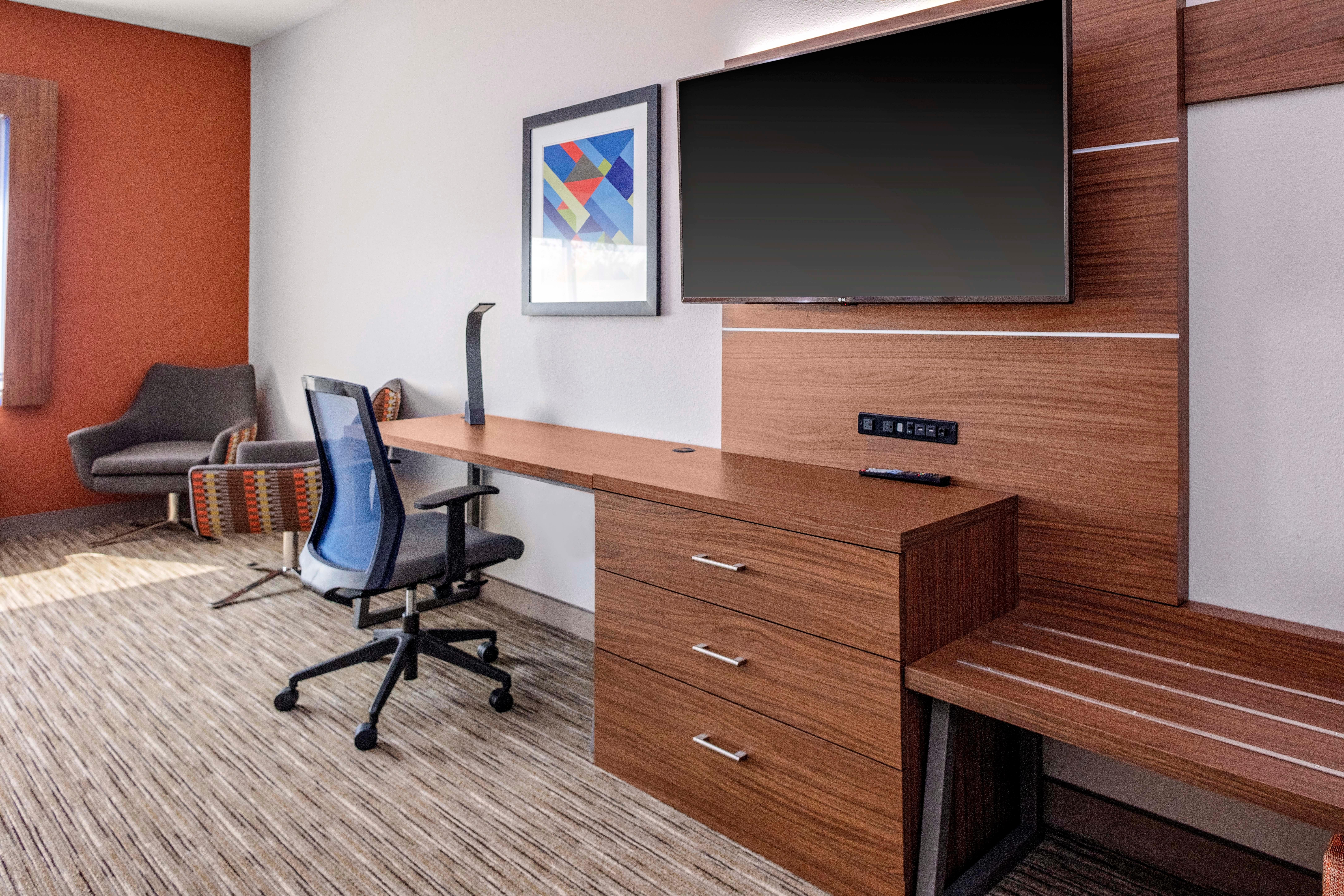 Holiday Inn Express & Suites - Madison By Ihg Exterior photo